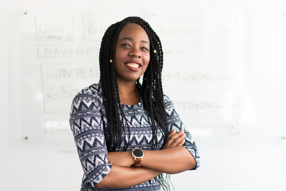 Jeune femme entrepreneure souriante, bras croisés
